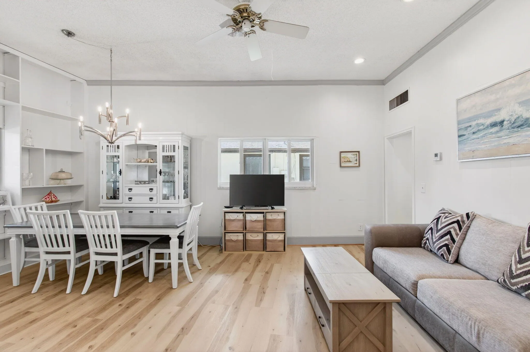 A Cheerful, Airy Dining Room