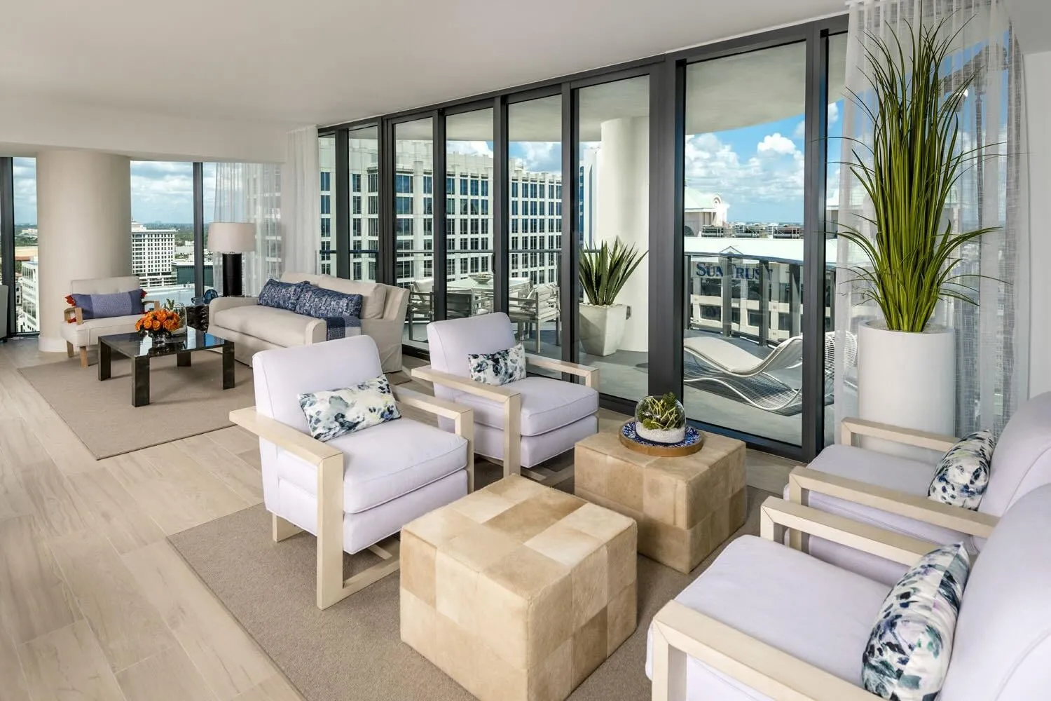 Apartments-for-Rent-LasOlas-Patio2