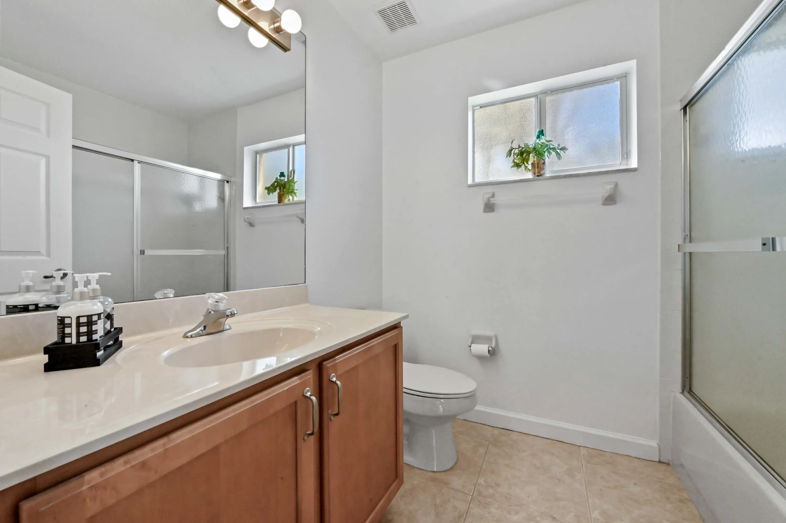 29 Bathroom 01
