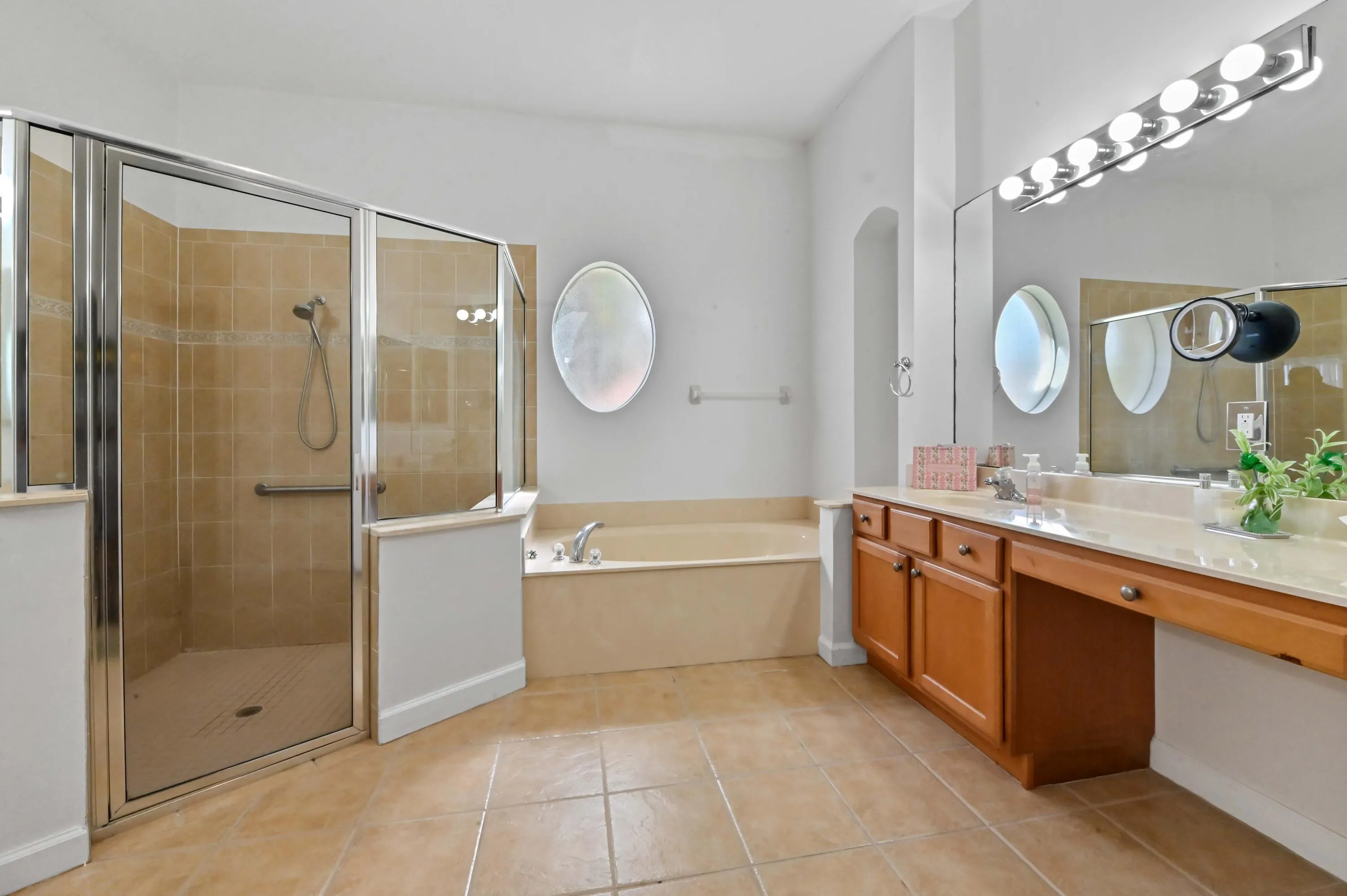 33 Bathroom 01