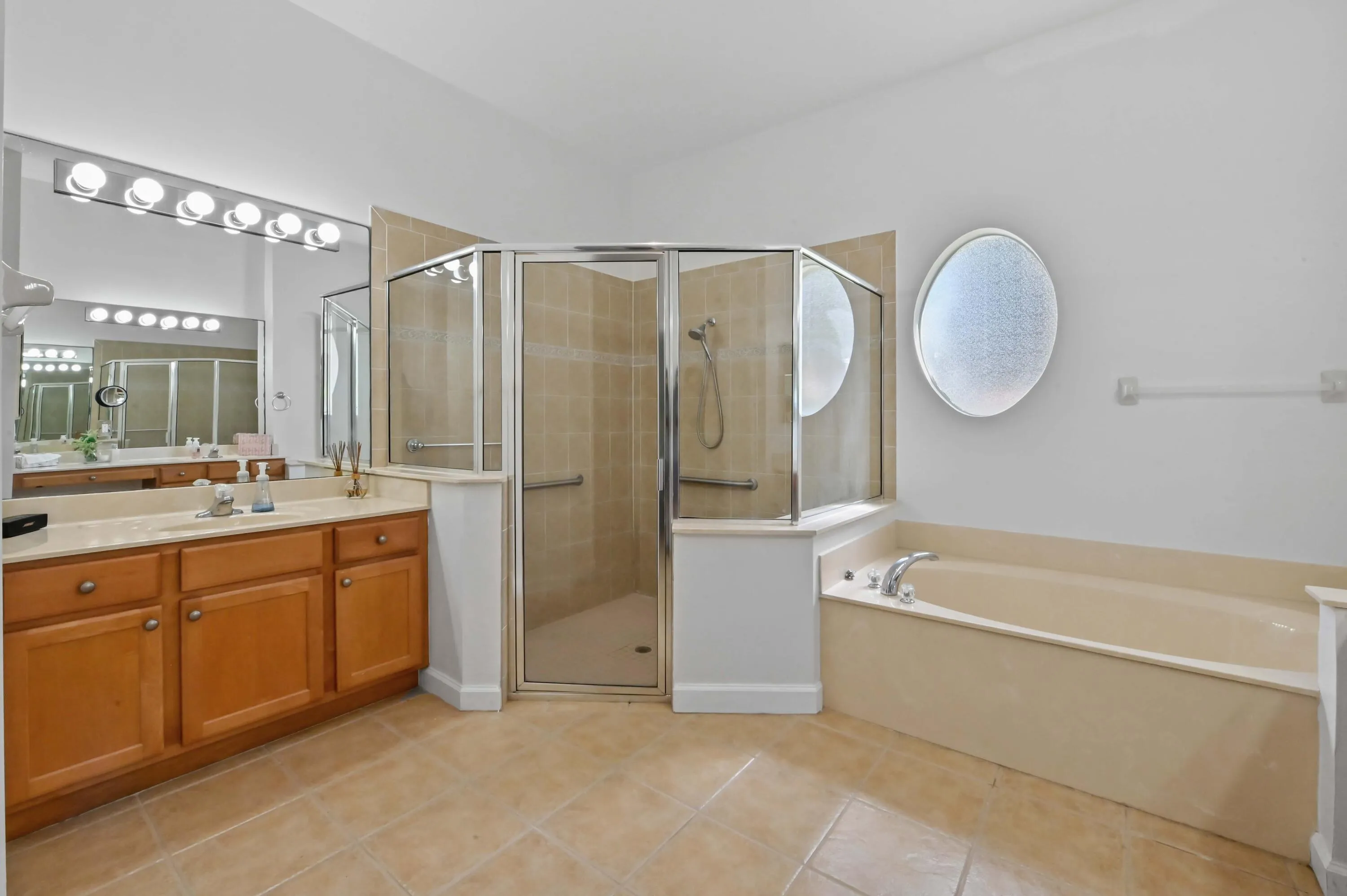 33 Bathroom 01