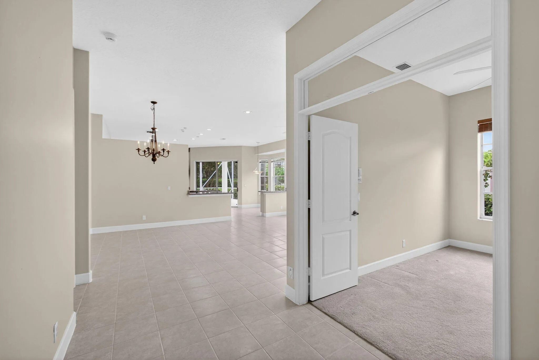 FOYER/BEDROOM