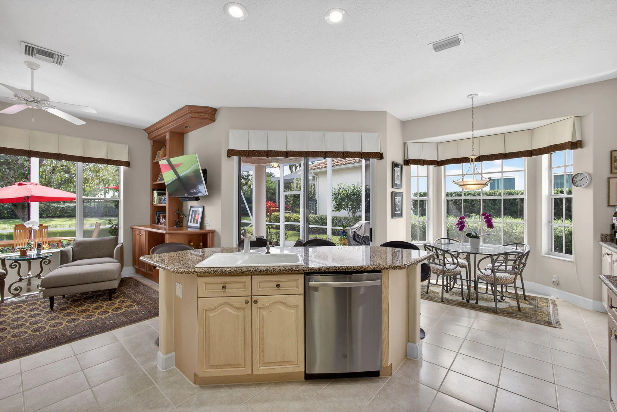 KITCHEN/VIEW