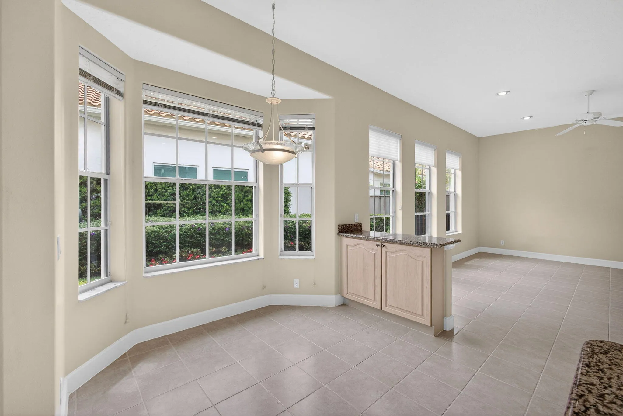 KITCHEN/LIVING