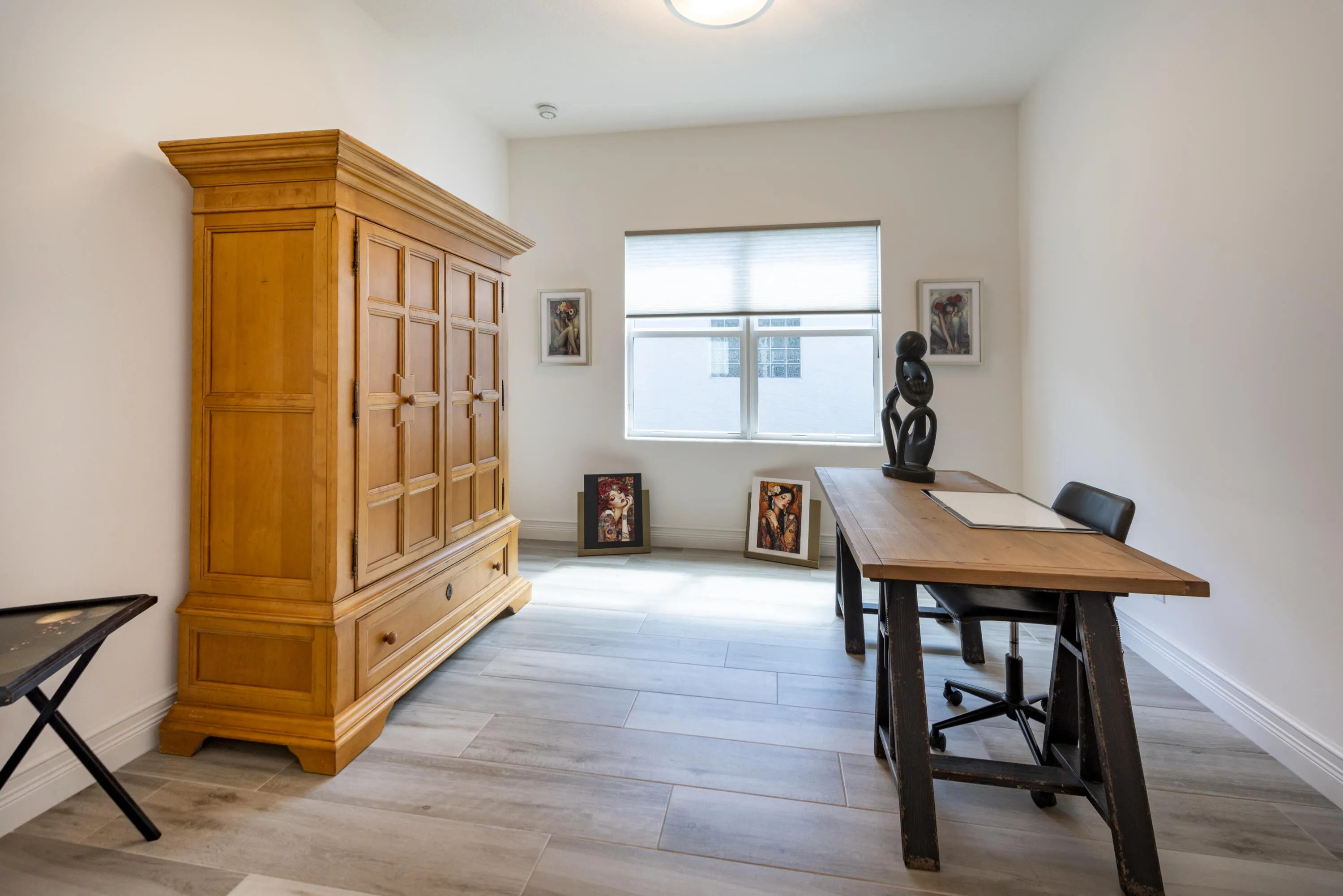 Den can easily made into 3rd bedroom, surrently being used as art room.