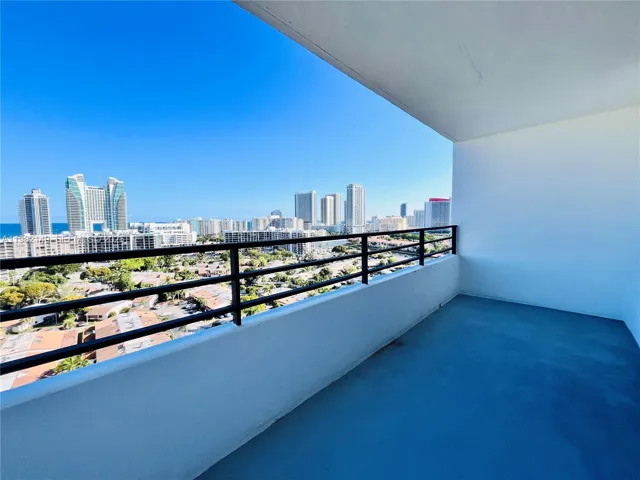 OVER SIZE BALCONY