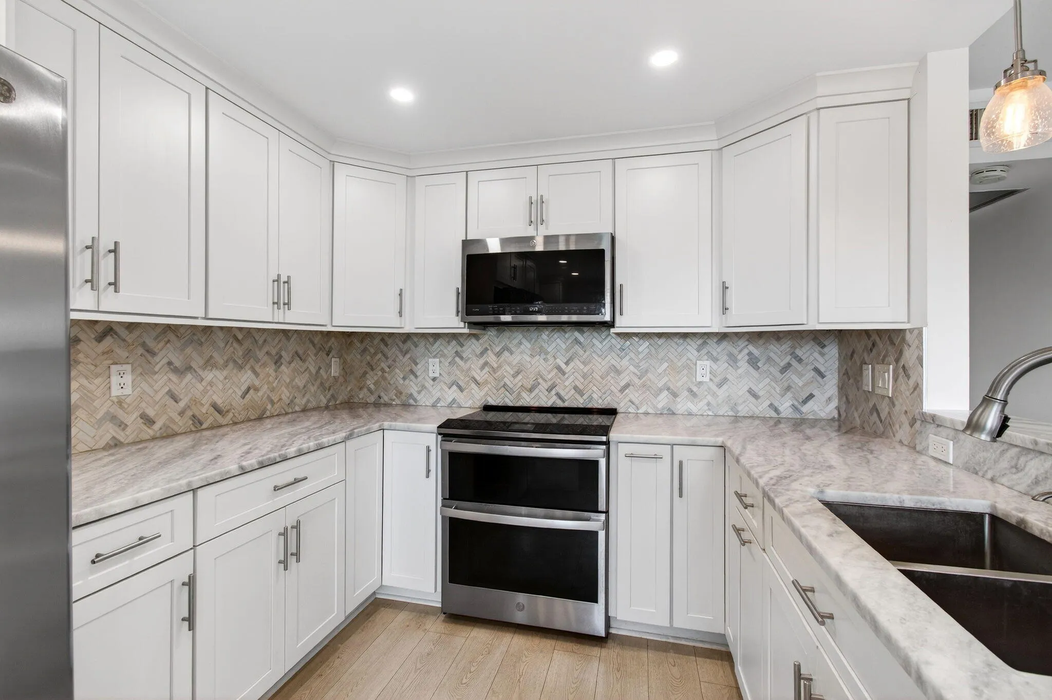 Beautiful backsplash/Double Oven