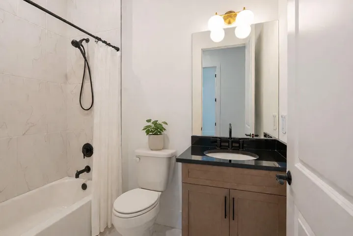 kidsbathroomvirtuallystaged