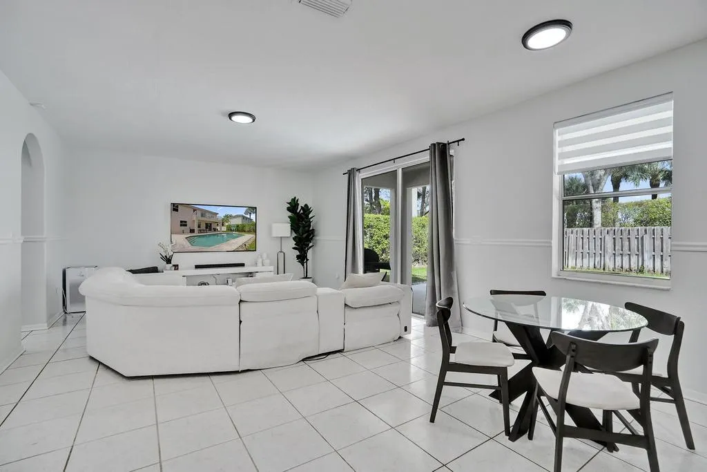 Breakfast are/2nd Living Room