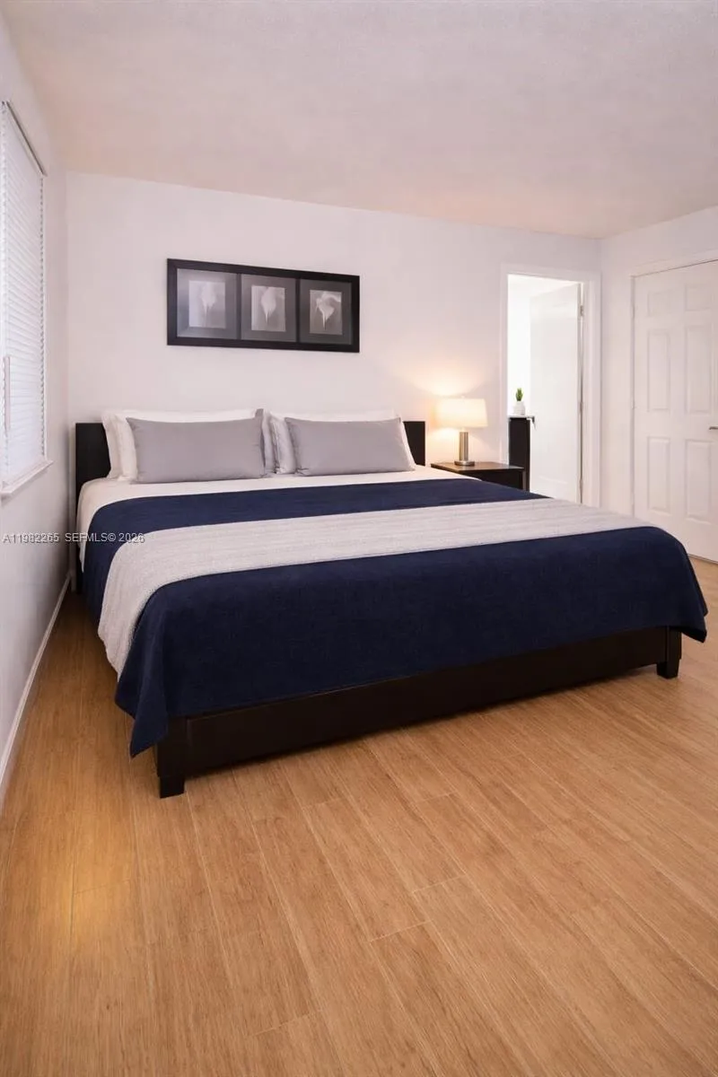 Spacious King Bed-Hotel Style Comfort