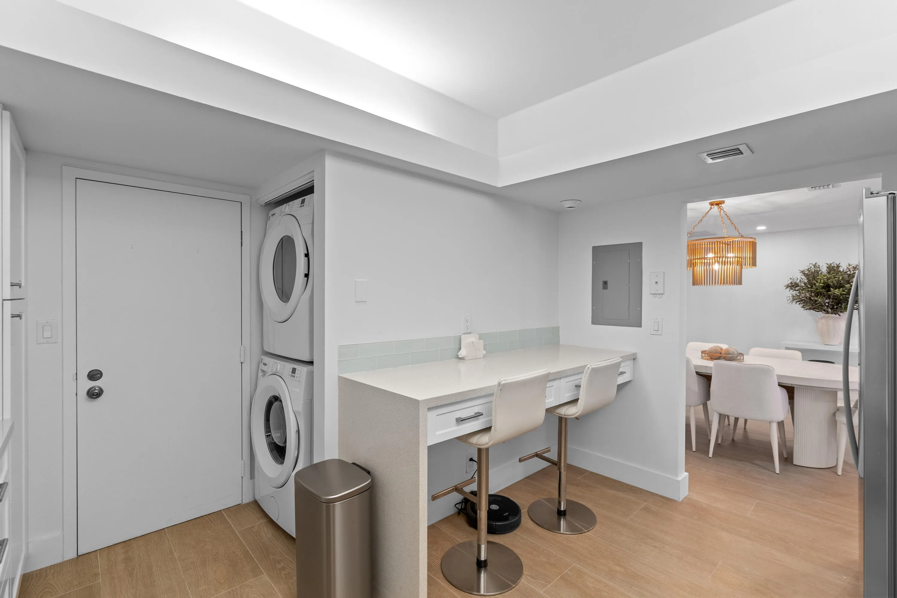 Breakfast Bar & Washer/Dryer