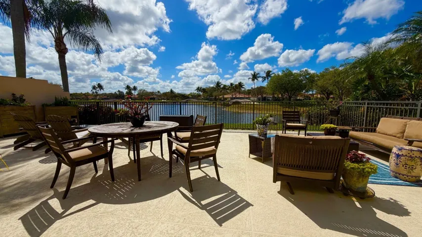 Beautiful Patio & Lake View
