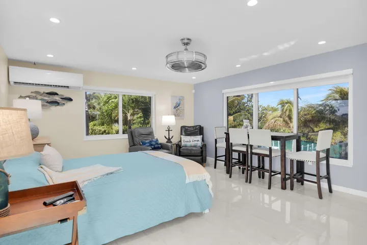1 Bed / 1 Bath Upstairs