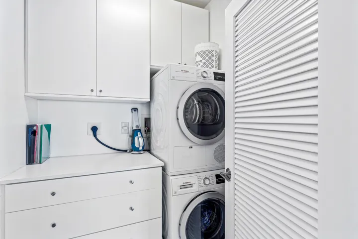 BOSCH Washer & Dryer in Unit