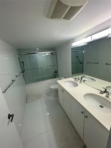 guest bathroom (full bathroom)