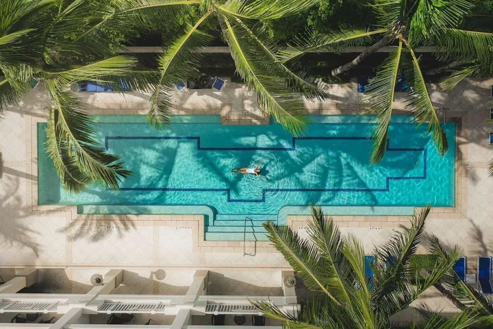 hotel-pool