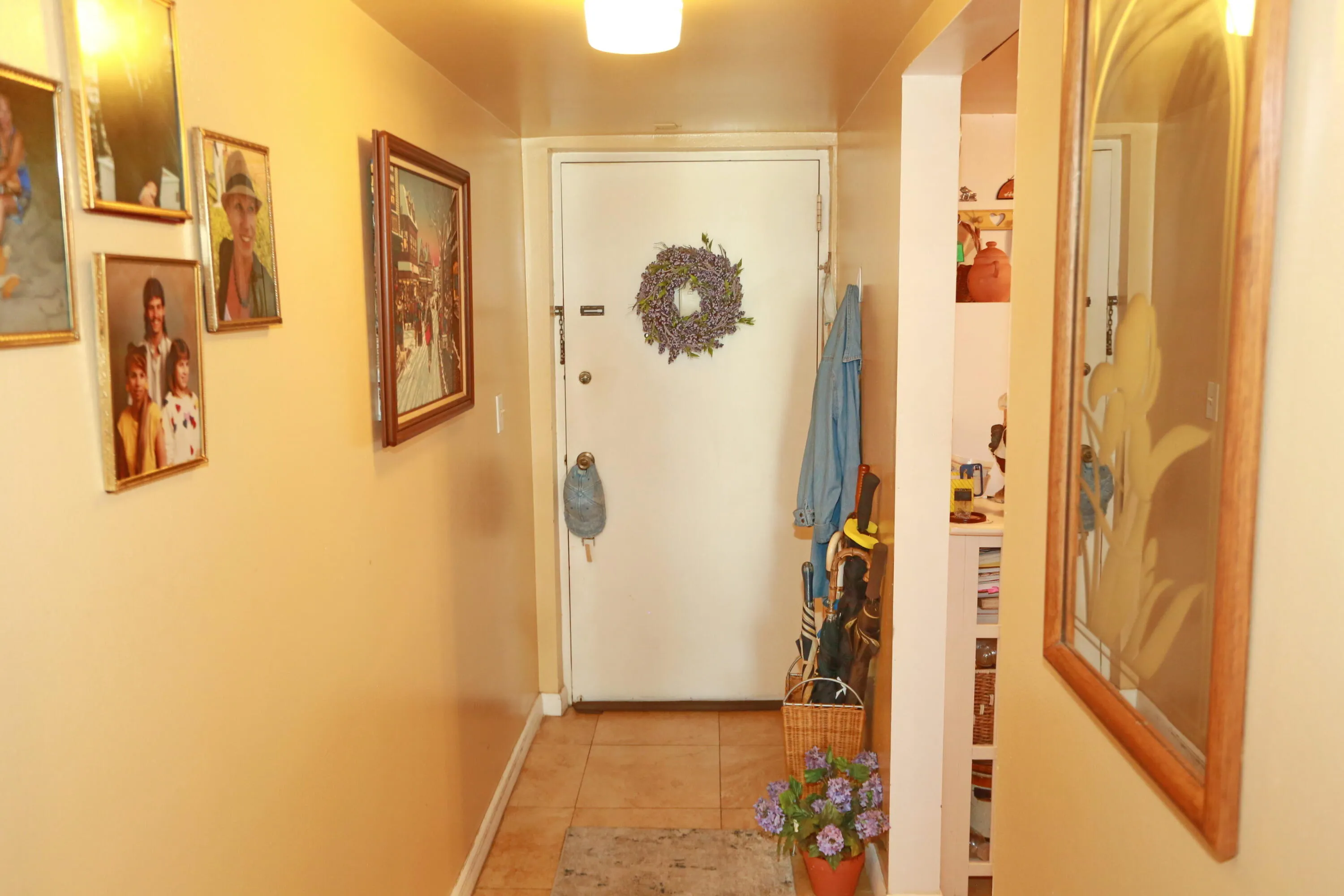 Foyer entry/ Washer Dryer Hook-Up inside unit