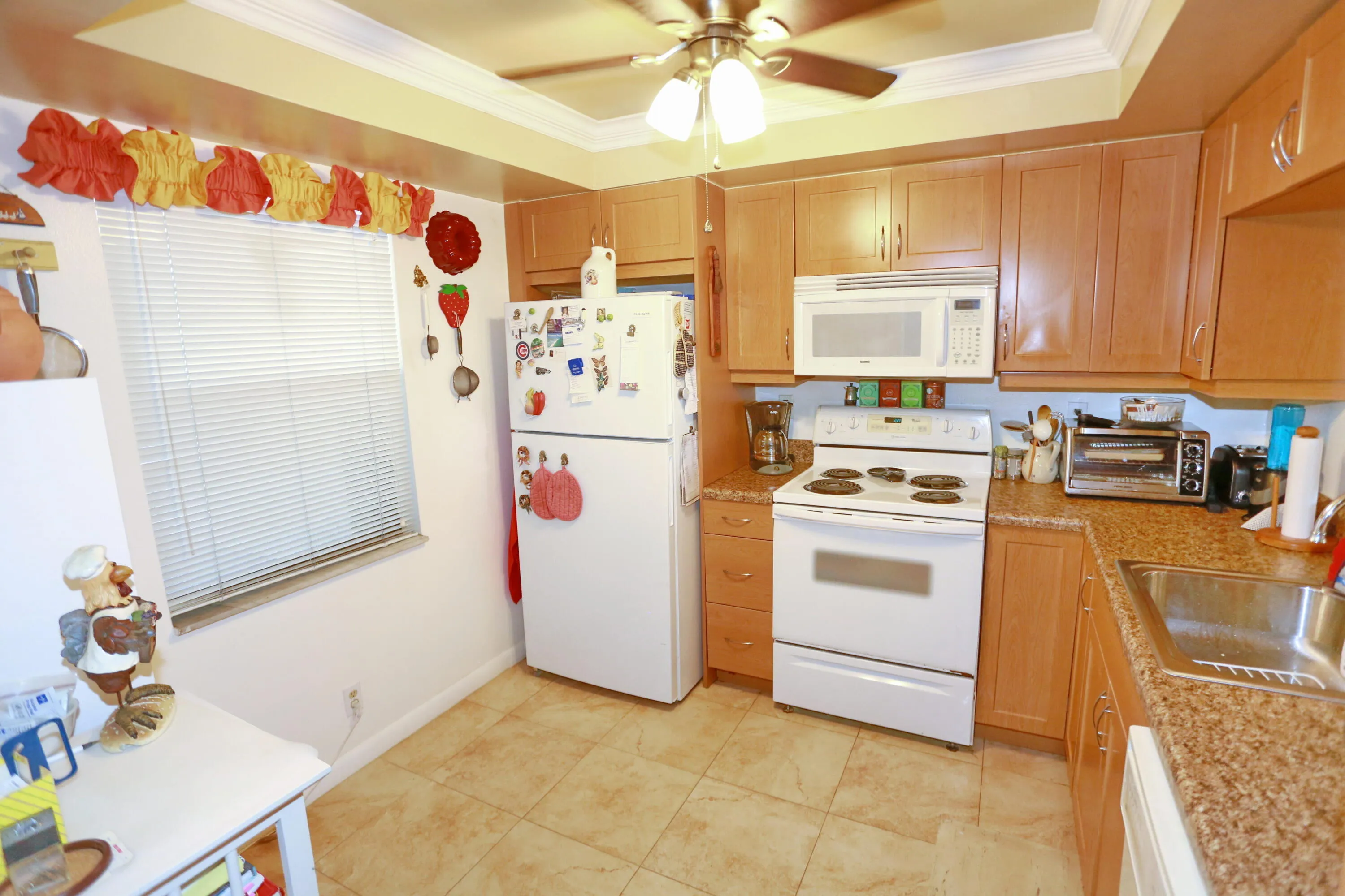 Kitchen with tray ceiling