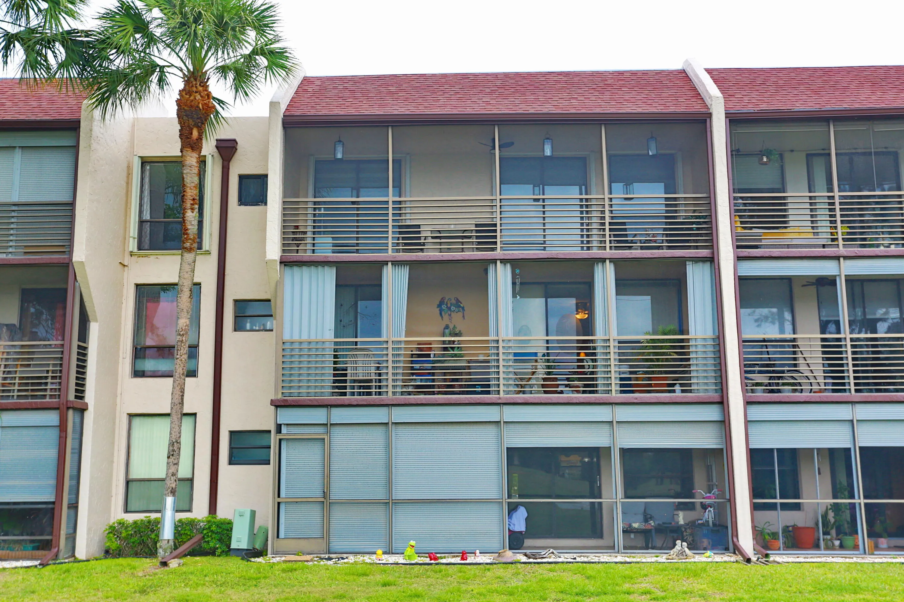2nd floor screened in balcony