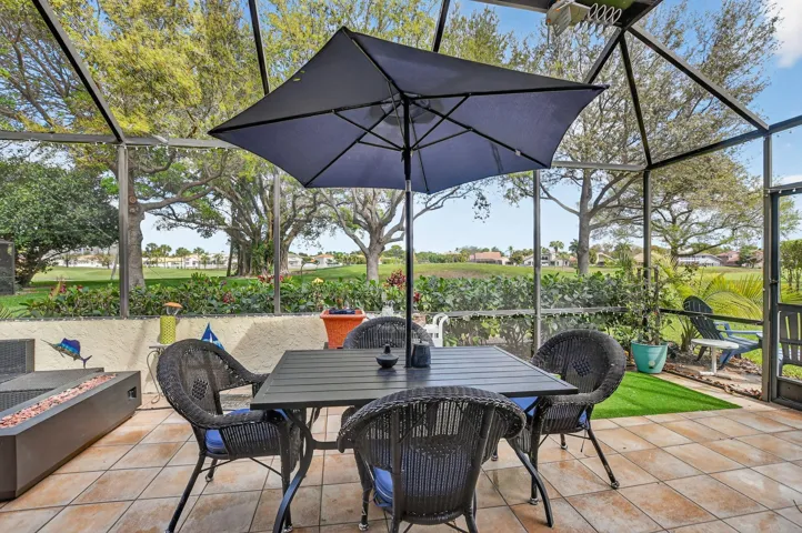 Large screened patio for entertaing.