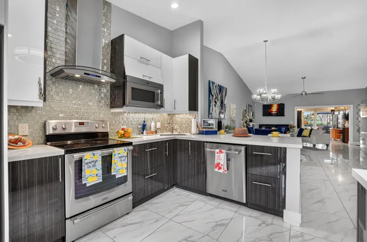 42" custom cabinets with soft close drawers. Sparkling quartz counters.