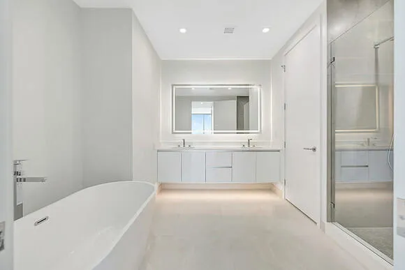 Nautilus 2105 master bath