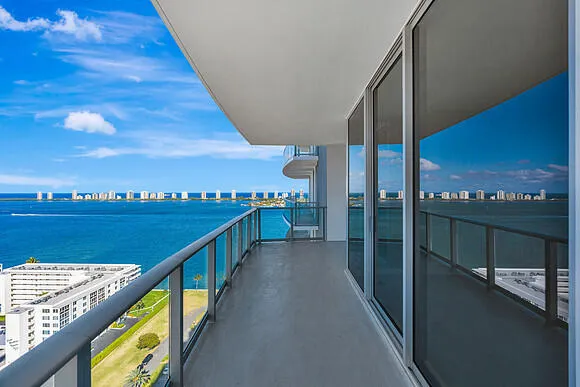 Nautilus 2105 balcony 2