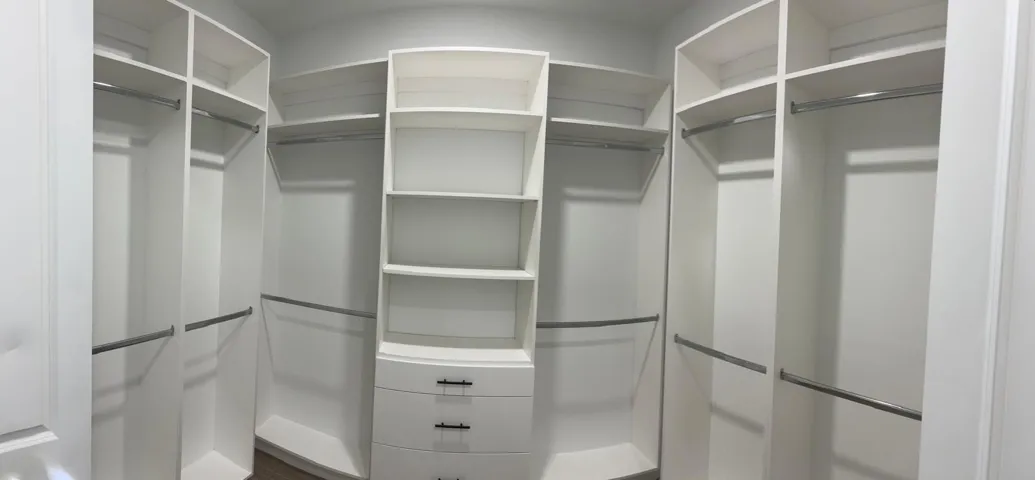 WALK IN CLOSET