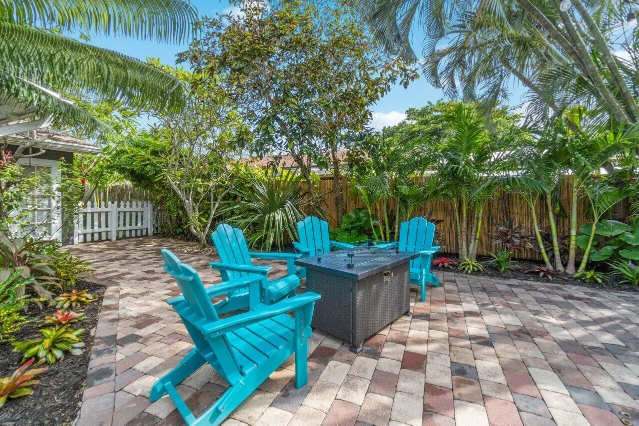 Pool, Palm Trees & Privacy