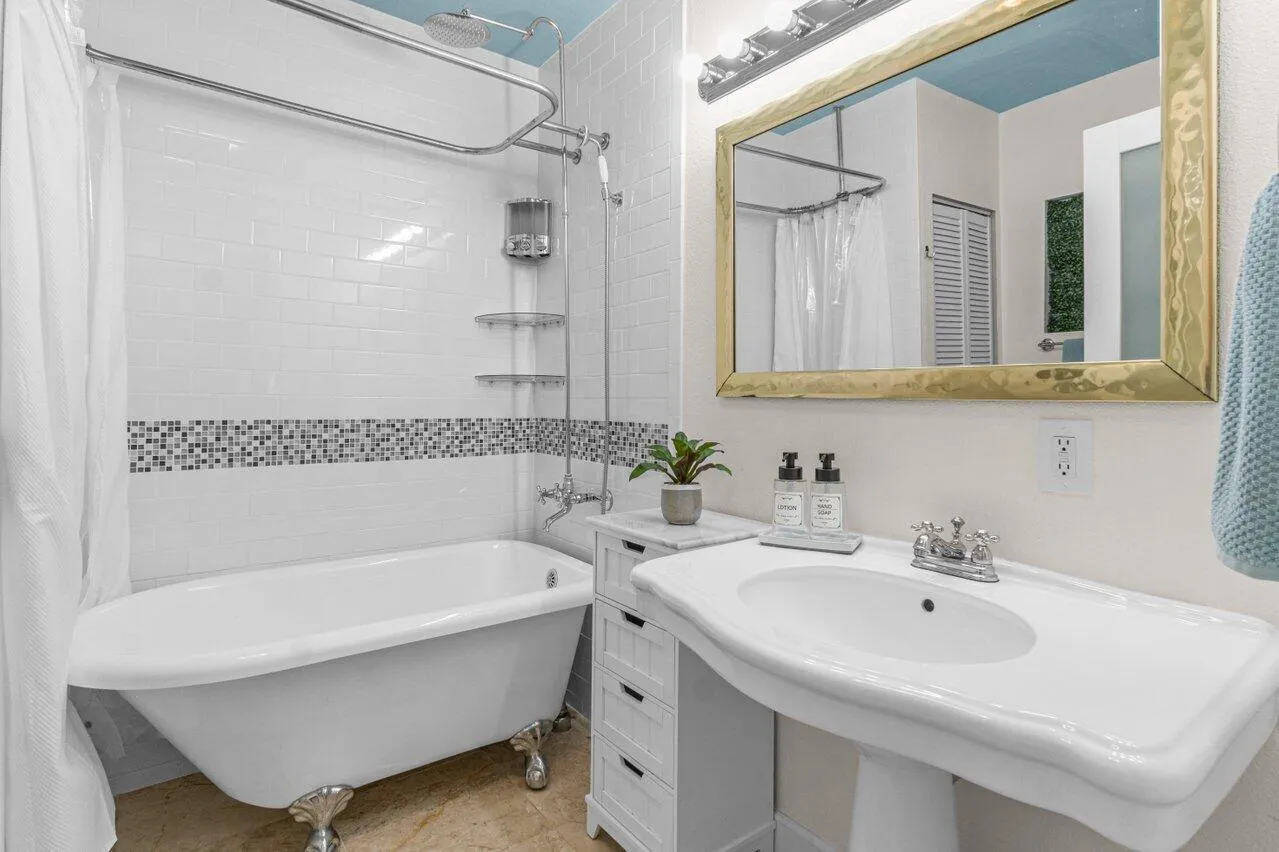 Guest Bathroom, Retro Tub/Shower