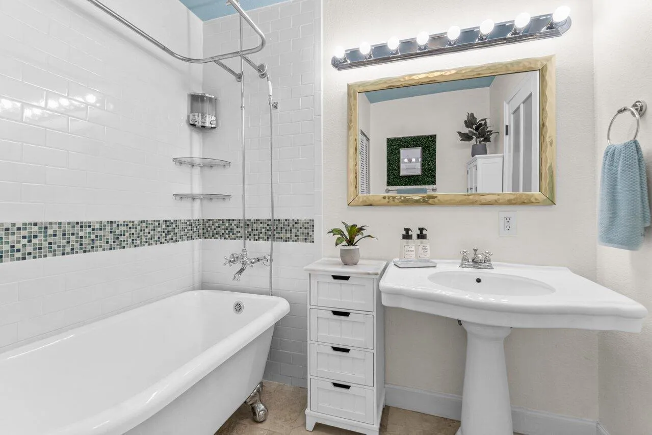 Guest Bathroom, Retro Tub/Shower