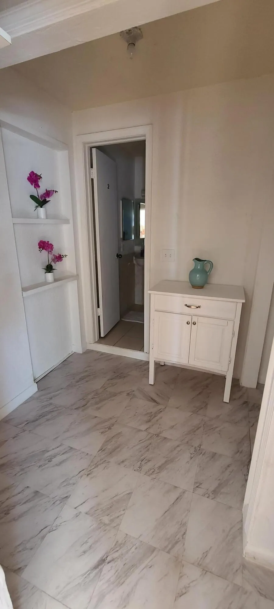 10-bathroom_2_closet_2
