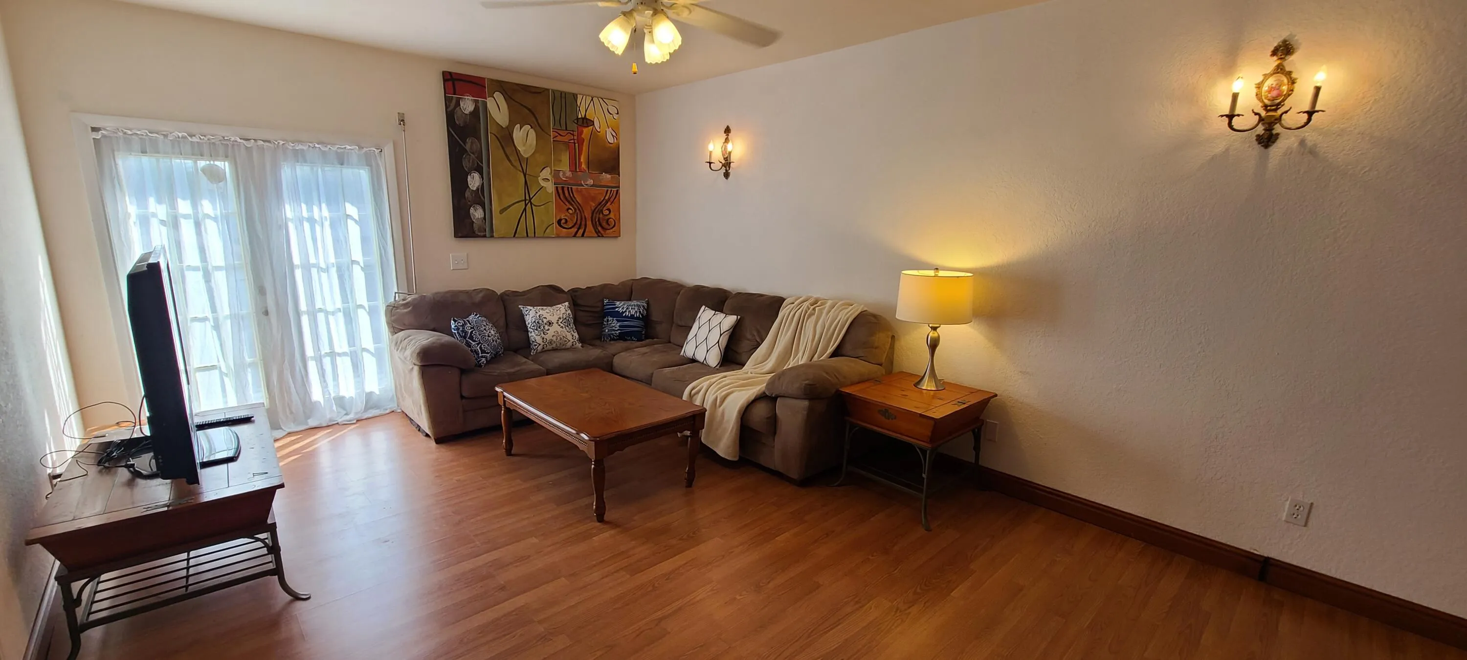 19-living_room_upstairs_2