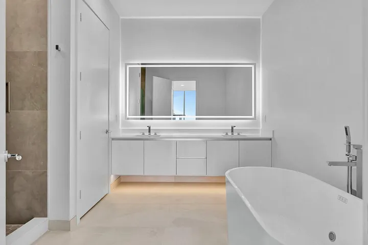 Nautilus 2411 Master Bath 1