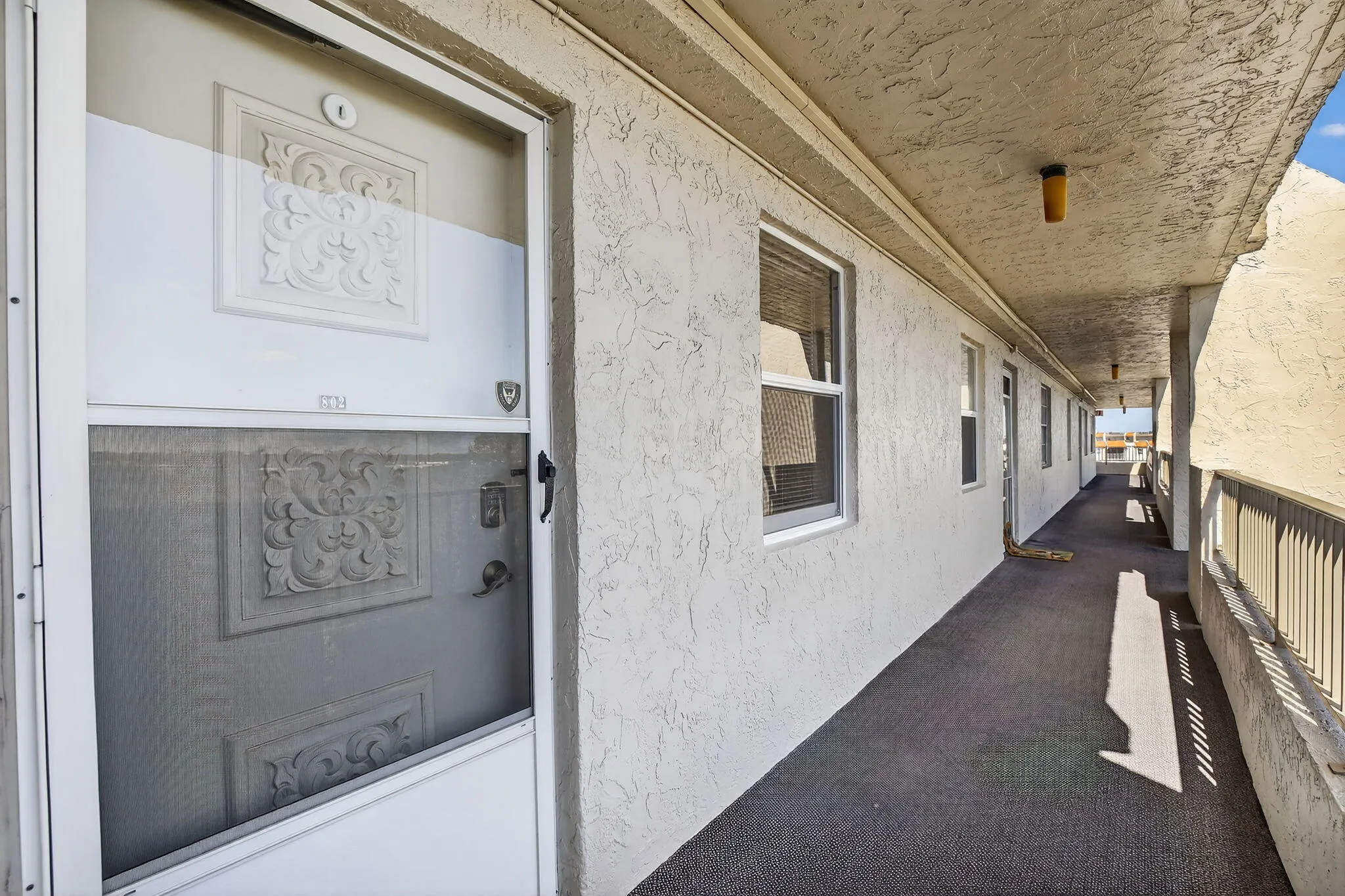 Exterior catwalk is close to the elevator! A quiet lifestyle with beautiful views from the TOP floor!