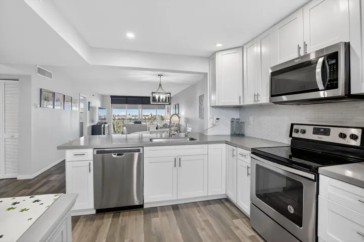 Welcome Home to 3910 Inverrary Blvd, 802-B! Amazing 55+ community in Lauderhill!