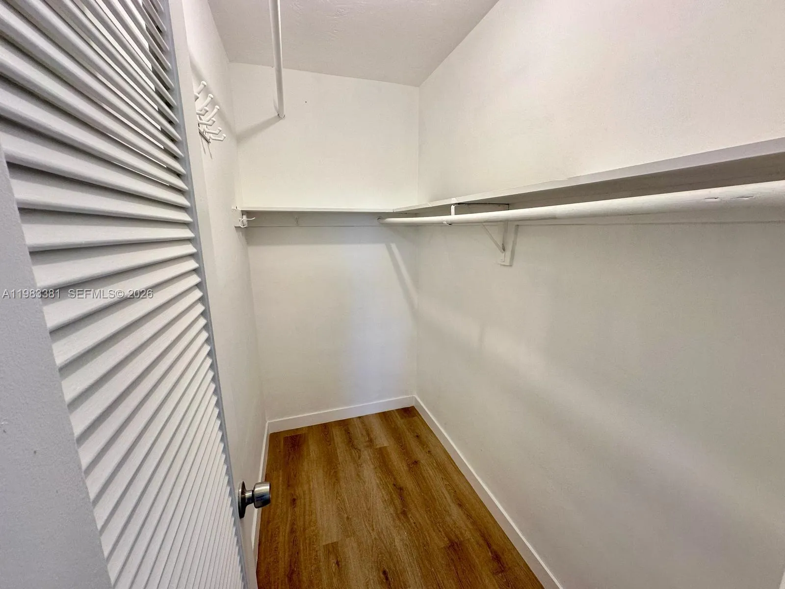Large walk -in​​‌​​​​‌​​‌‌​‌‌​​​‌‌​‌​‌​‌​​​‌​​ closet