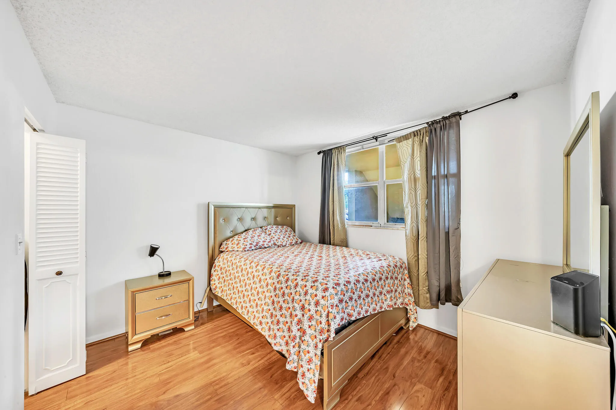 7 Guest Bedroom (1)