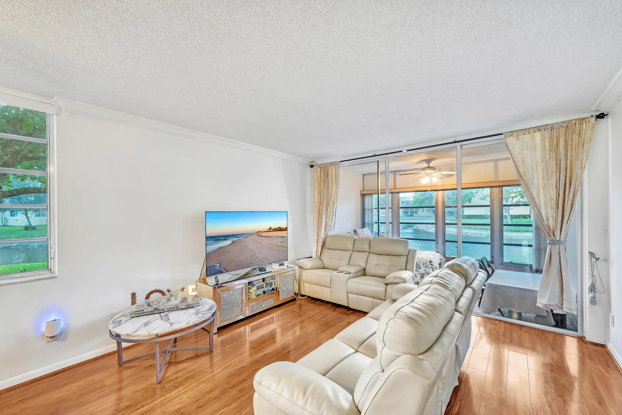 9 Living Area (2)