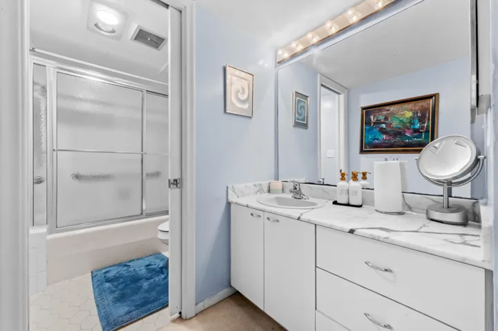 22 Bathroom 02