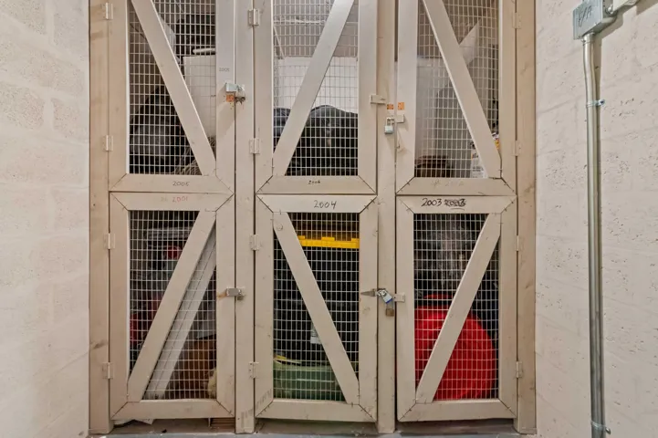 33 storage room 01