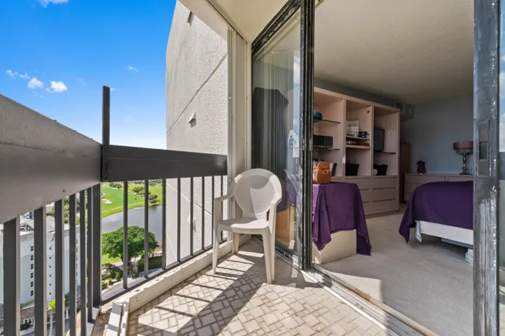 28 Balcony 02