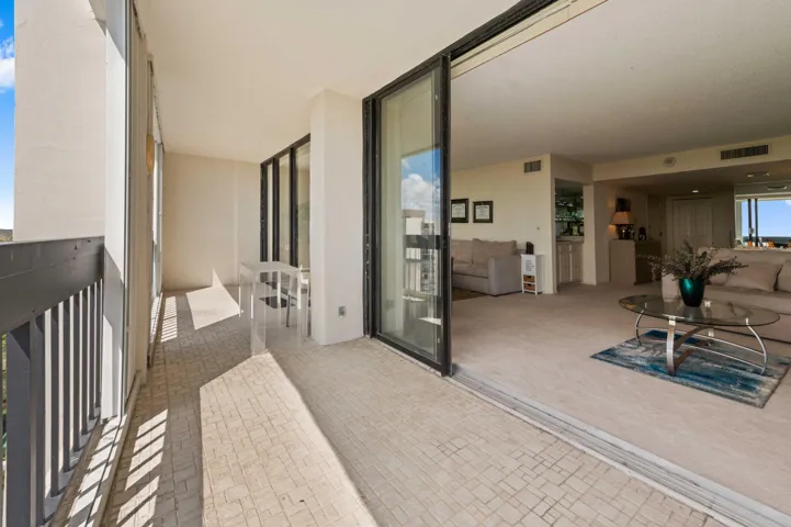 30 Balcony 04