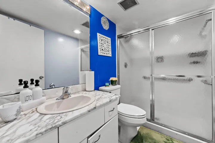 17 Bathroom 01