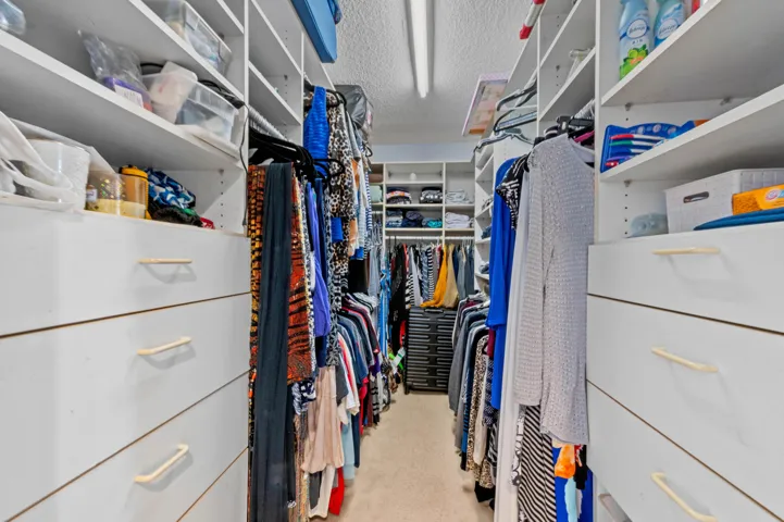 23 Closet 01