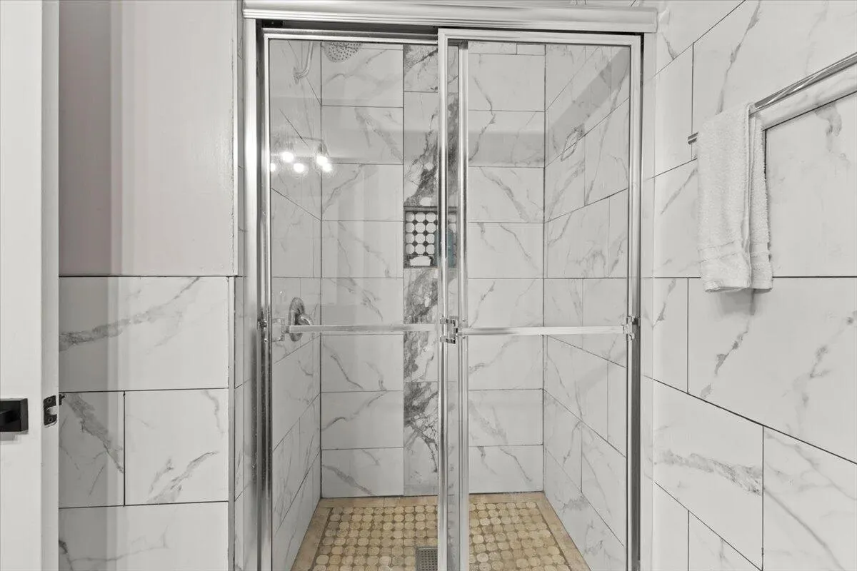 owenersuite bath.jpg.2