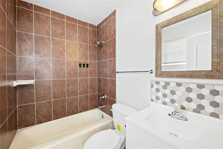 En suite bath with shower / tub combo