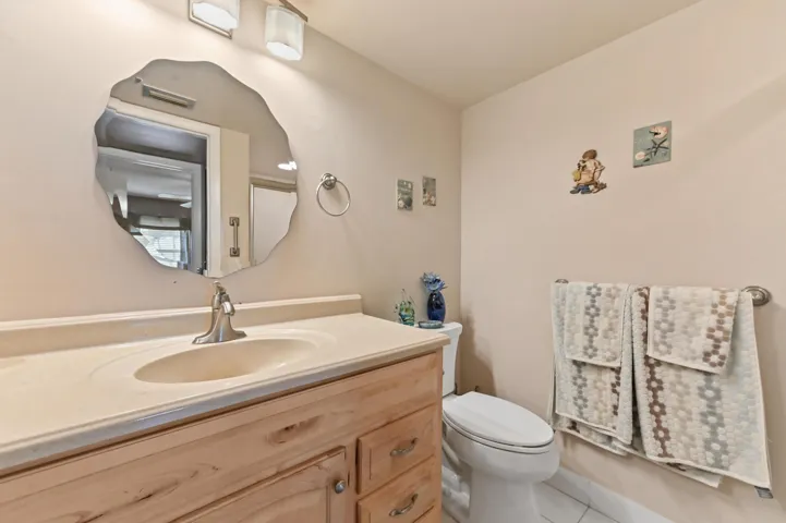 17 Bathroom 02
