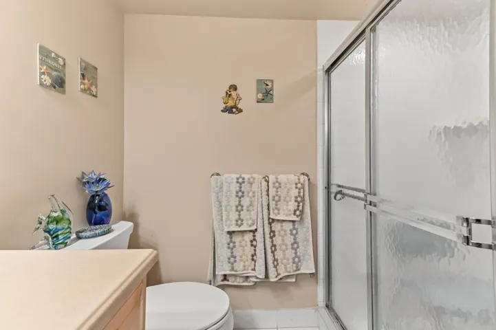 18 Bathroom 03