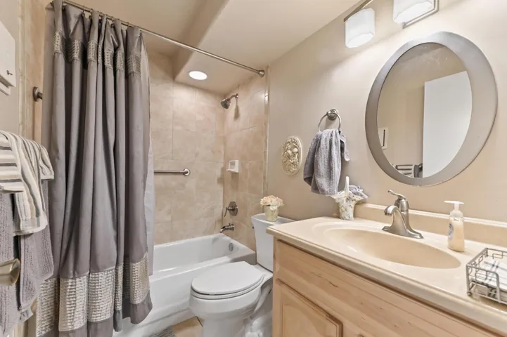 16 Bathroom 01